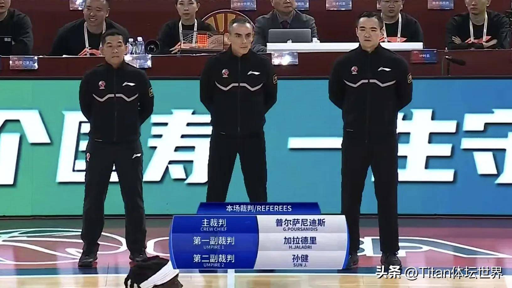 NBL赛场上发生激烈对抗，双方势均力敌
