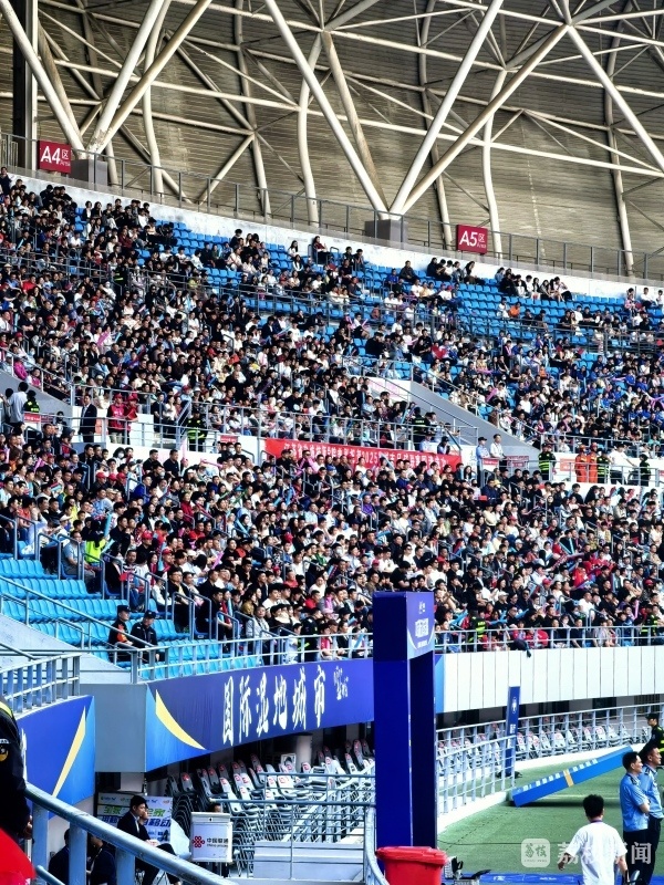 包含红蓝大战再度上演，球迷热情高涨的词条